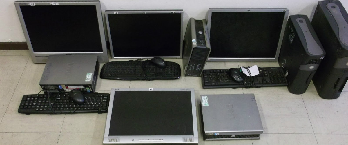 ΠΑΦΟΣ: Αστυνομικοί «μπούκαραν» σε πρακτορείο στοιχημάτων και μάζεψαν ηλεκτρονικούς υπολογιστές και χρήματα